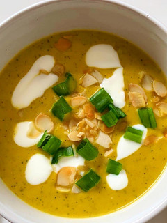 Foto principal de Crema de zanahoria y calabacín con leche de coco, comino y cilantro