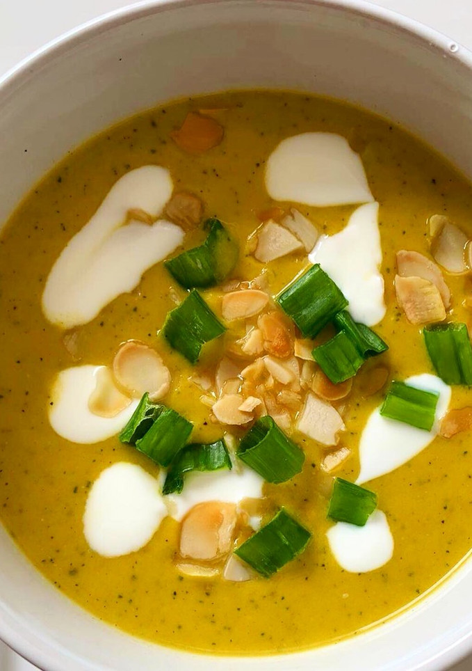 Una foto de Crema de zanahoria y calabacín con leche de coco, comino y cilantro