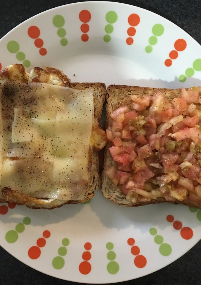 Una foto de Tostadas de desayuno de tomate y aceite de oliva y de huevo con queso blanco