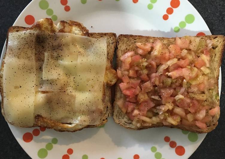 Tostadas de desayuno de tomate y aceite de oliva y de huevo con queso blanco