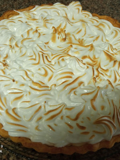 Una foto de Tarta de crema catalana y merengue