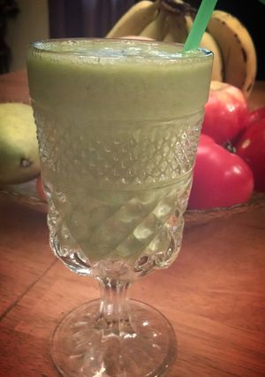 A picture of Spiced Banana Pear Green Smoothie.