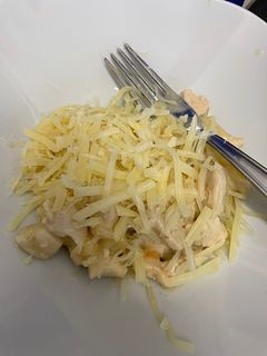 Una foto de Pasta konjac con salsa carbonata y pollo