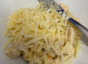 Una foto de Pasta konjac con salsa carbonata y pollo