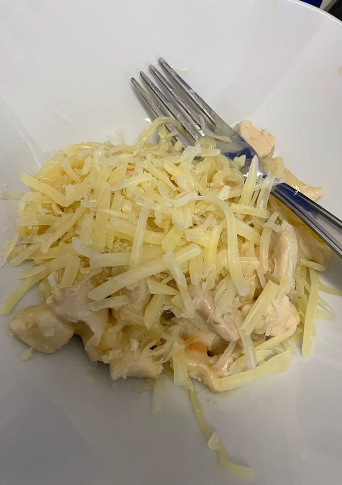 Una foto de Pasta konjac con salsa carbonata y pollo