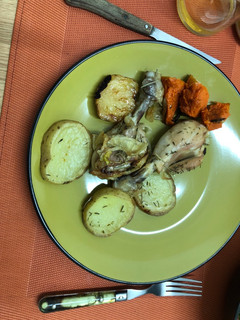 Una foto de Pollo al horno con patatas y calabaza
