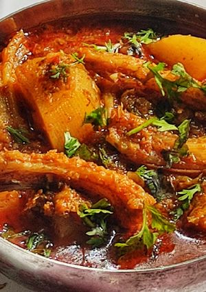 सुके बोंबील आणि बटाटा रस्सा (sukha bombil batata rassa recipe in marathi) रेसिपी चे मुख्य फोटो 