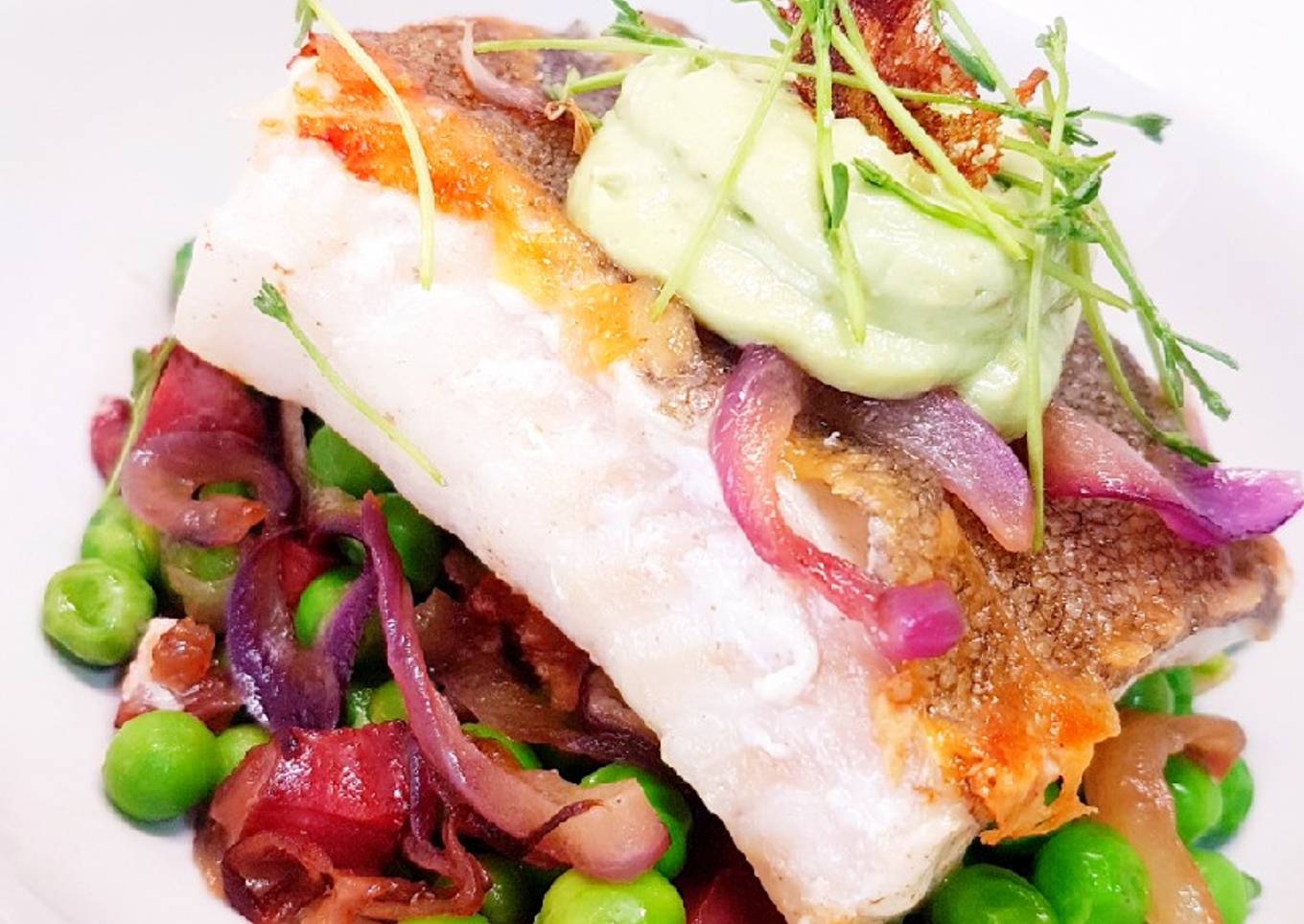 Lomo de bacalao con aliloli de aguacate