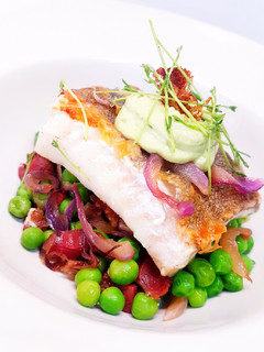 Una foto de Lomo de bacalao con aliloli de aguacate