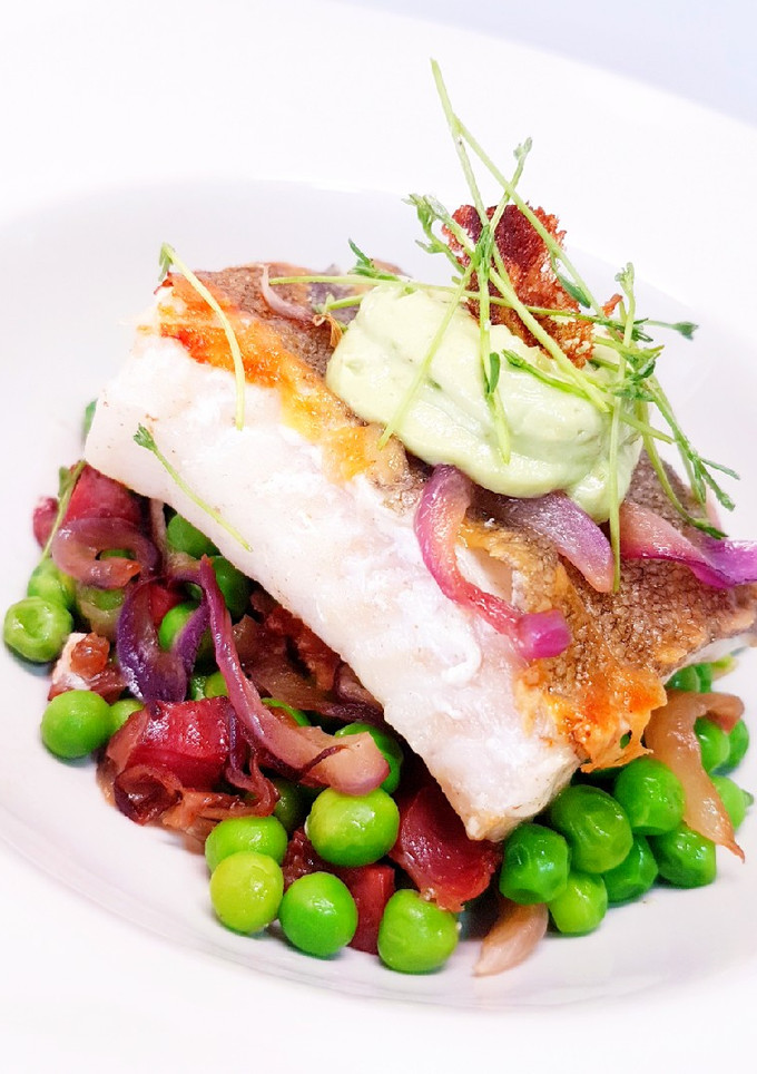 Una foto de Lomo de bacalao con aliloli de aguacate
