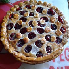 A picture of Easy breezy cherry pie.