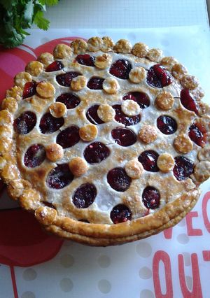 A picture of Easy breezy cherry pie.