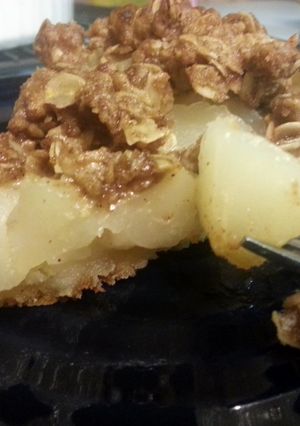 A picture of crumble topped pear pie.