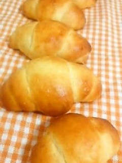 A picture of No Proofing Needed Fluffy Bread Rolls in an Hour.