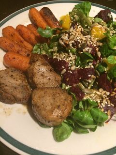 Könnyű szűzpecsenye salátával recept fotója