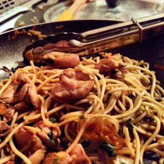 A picture of Parsely Chicken Thights Pasta.