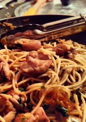 A picture of Parsely Chicken Thights Pasta.