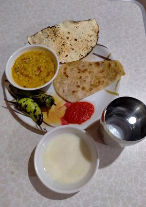 પરાઠા સેવ ટમેટાનું શાક અડદના પાપડ લીલા મરચાં લાલ મરચાં ટામેટા ની ચટણી અને દહીં રેસીપી મુખ્ય ફોટો