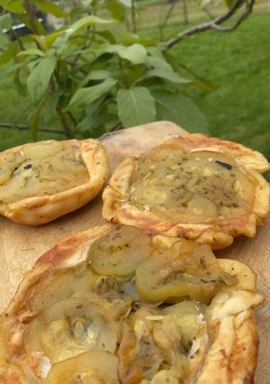 Une photo de Tatin à la courgette, aux champignons et à la ricotta