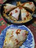 Pizza con pernil, salsa de morrón, cebolla y tomate