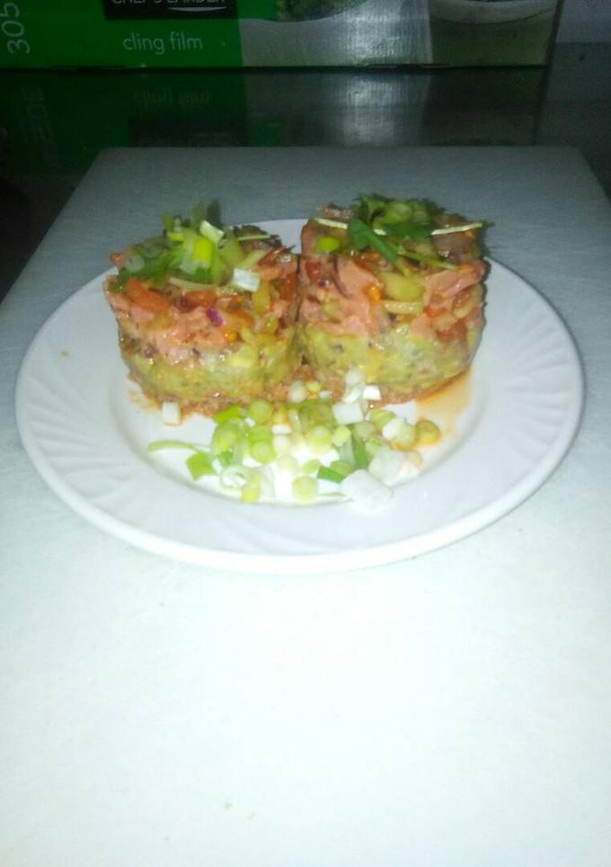 Una foto de Tartar de Salmón con base de Guacamole de tomate y cebolla roja