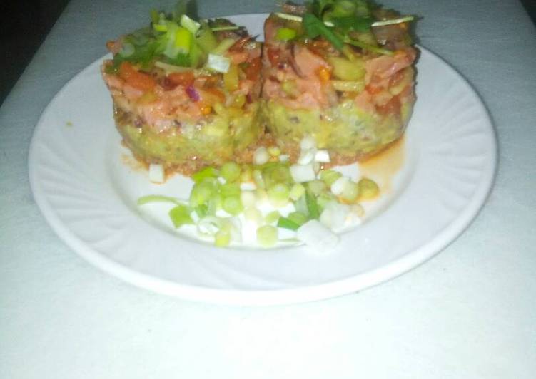 Tartar de Salmón con base de Guacamole de tomate y cebolla roja