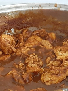 Una foto de Huevitos en salsa de chile ancho y epazote
