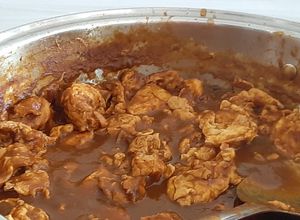 Una foto de Huevitos en salsa de chile ancho y epazote