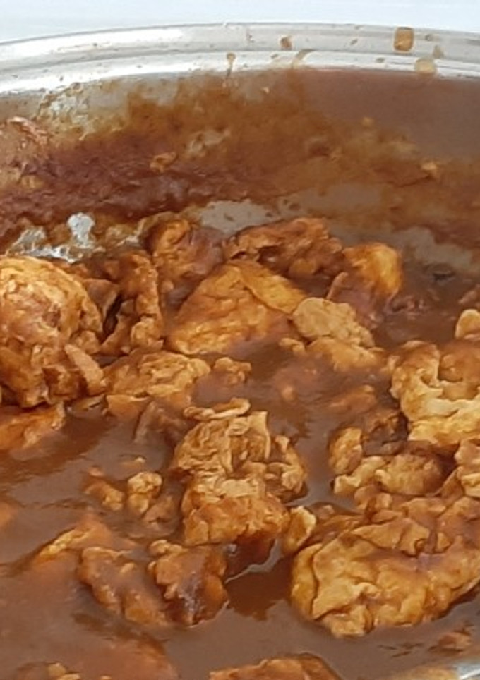 Una foto de Huevitos en salsa de chile ancho y epazote