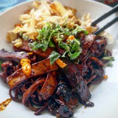 A picture of A twisted of korean jajangmyeon.