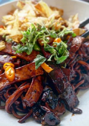 A picture of A twisted of korean jajangmyeon.