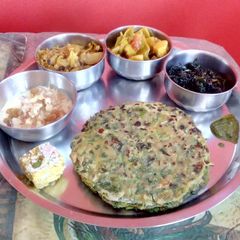A picture of Spring onion paratha.