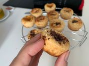 Una foto de muffins relleno de chocolate