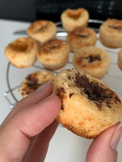 Una foto de Mini muffins de chocolate saludables, sin grasa ni azúcar