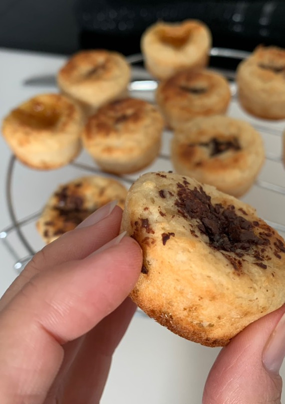 Una foto de Mini muffins de chocolate saludables, sin grasa ni azúcar