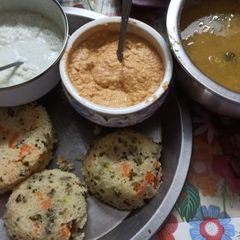 Oats and suji vegetable idli with 2 chutneys A picture of Oats and suji vegetable idli with 2 chutneys.