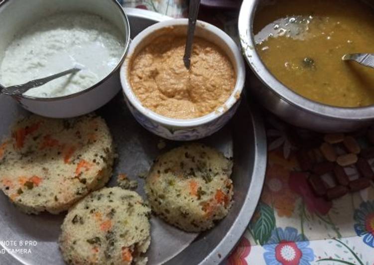 Oats and suji vegetable idli with 2 chutneys