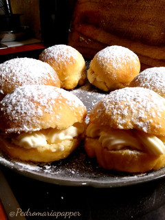 Una foto de Bollos rellenos de nata (Thermomix)