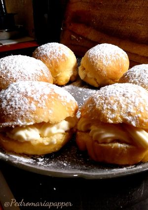 Foto principal de Bollos rellenos de nata (Thermomix)