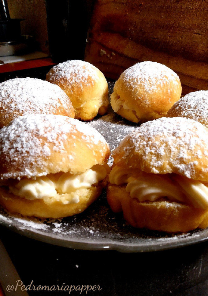 Una foto de Bollos rellenos de nata (Thermomix)