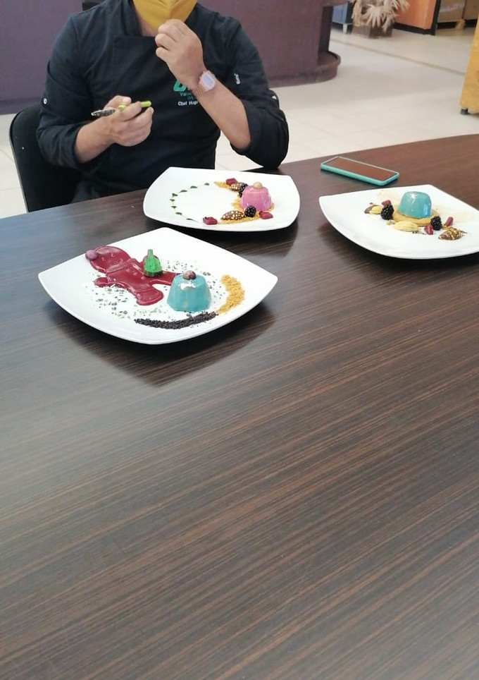 Una foto de Mousse de piloncillo y glaseado espejo