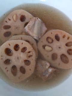 A picture of 花生莲藕排骨汤 Lotus Root & Peanuts Pork Ribs Soup.