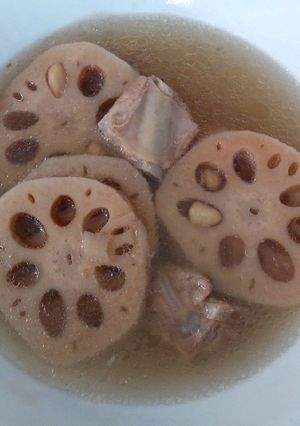 A picture of 花生莲藕排骨汤 Lotus Root & Peanuts Pork Ribs Soup.