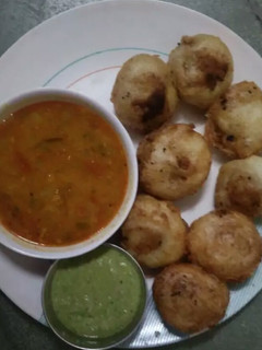 મસાલા આલુ બોનડા(Masala Aloo bonda Recipe In Gujarati) રેસીપી મુખ્ય ફોટો
