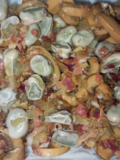 Una foto de Habas con champiñones y jamón