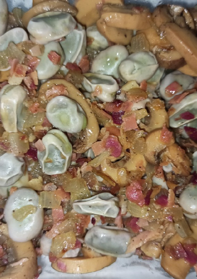 Una foto de Habas con champiñones y jamón