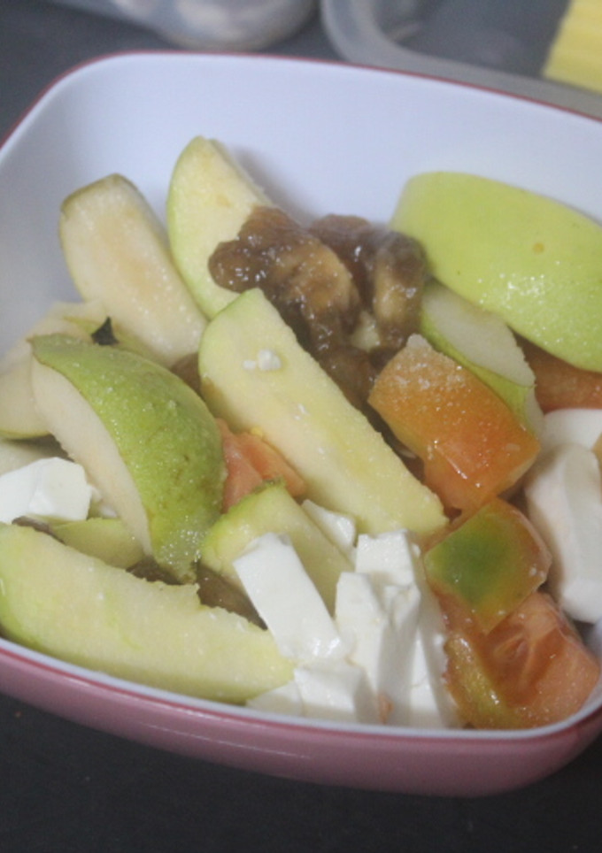 Una foto de Ensalada individual de frutas con queso fresco