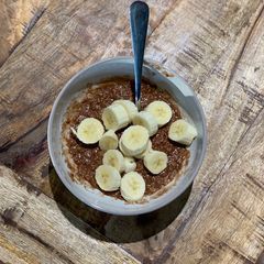 Organic chocolate porridge with banana A picture of Organic chocolate porridge with banana.