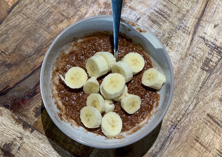 Organic chocolate porridge with banana