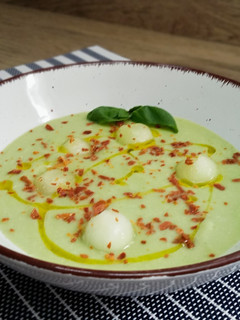 Una foto de Sopa fría de melón y aguacate